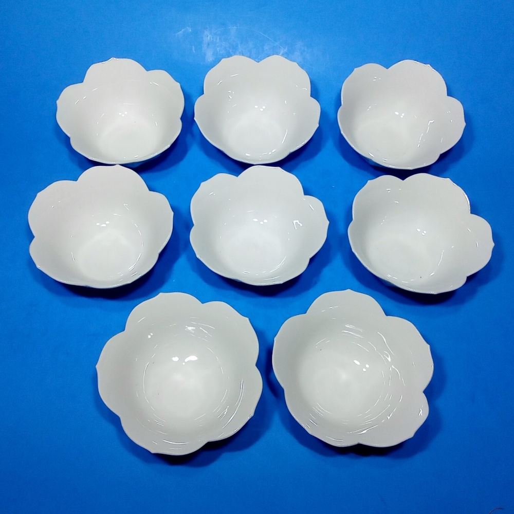 SET OF EIGHT PORCELAIN LOTUS FLOWER DESSERT BOWLS
